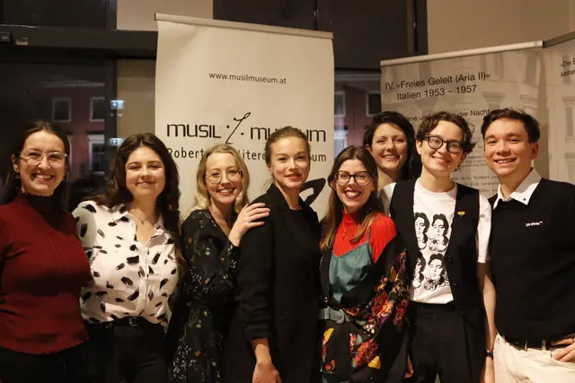 Die Lesenden Melanie Falkensteiner, Malin Poehls, Anna-Lena-Stolz, Giorgia Peretta, Ute Beiglböck, Anna Fischinger, Juditha Lehmkuhl, Valentin Richter. | Foto: Tara Stepan