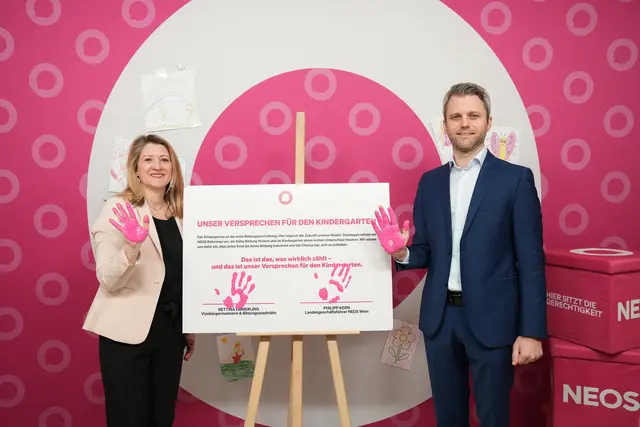 Vizebürgermeisterin und Bildungsstadträtin Bettina Emmerling sowie Neos-Landesgeschäftsführer Philipp Kern präsentierten am Montag eine neue Kampagne zu den Wiener Kindergärten.  | Foto: NEOS Wien 