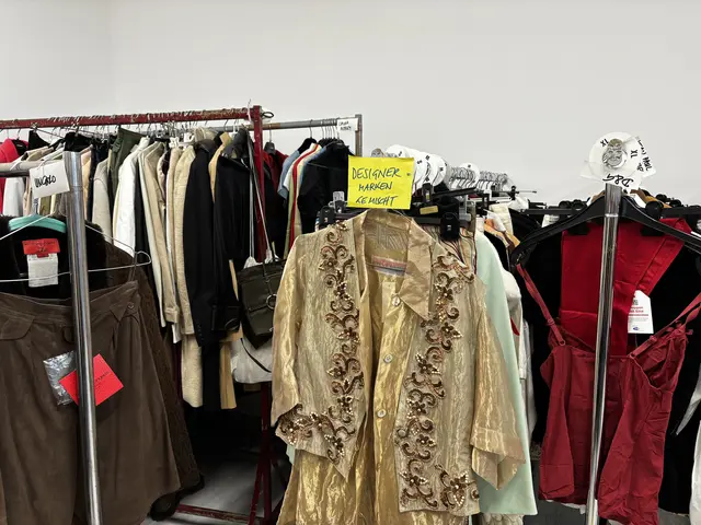 Rund 6.000 Designerstücke spendete eine anonyme Spenderin an die Volkshilfe Wien und werden nun für den guten Zweck verkauft. | Foto: Barbara Schuster/MeinBezirk