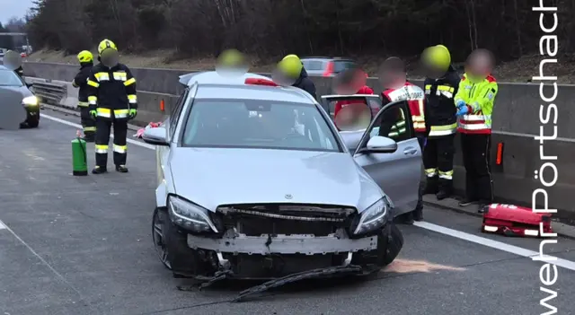 Nachdem der Pkw gegen mehrere Straßeneinrichtungen prallte, schleuderte er quer über die Fahrbahn. | Foto: Freiwillige Feuerwehr Pörtschach am Wörthersee