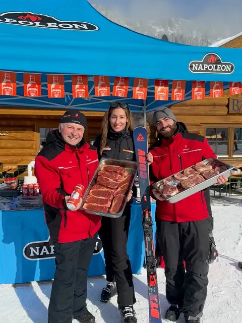 Andrea Zielinski, Marketingleiterin der Hinterstoder-Wurzeralm Bergbahnen AG mit Doppel-Grillweltmeister Adi Matzek (li.) und seinem Sohn Adi junior. | Foto: HIWU