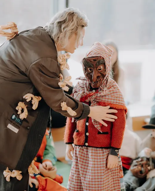 Die Kinder durften Larven und Kostüme anprobieren.  | Foto: Lichterpuls – Huber Madeleine