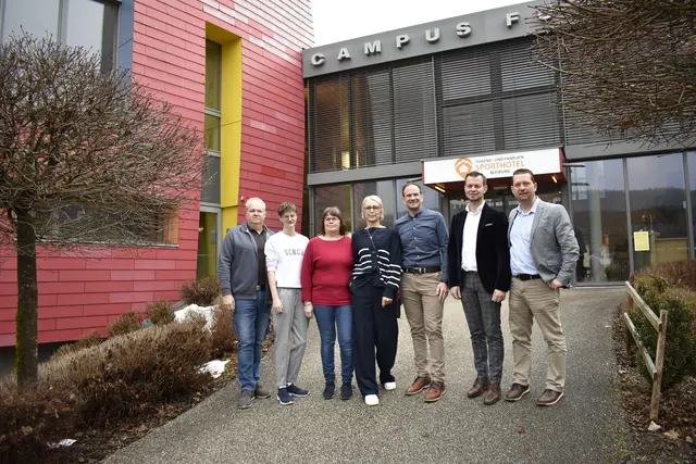 Beim frisch eröffneten Hotel (von rechts): die Geschäftsführer Gerd Riegler und Markus Wutscher, Präsident Michael Raunig mit dem neuen Team vor Ort | Foto: MeinBezirk.at