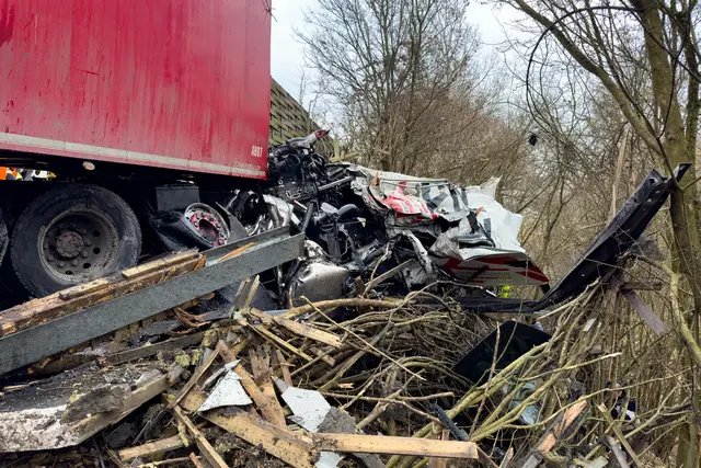 Gegen 13 Uhr kam ein Lkw-Lenker am Ebelsberger Berg aus bislang unbekannter Ursache von der Fahrbahn ab und durchbrach die Lärmschutzwand.