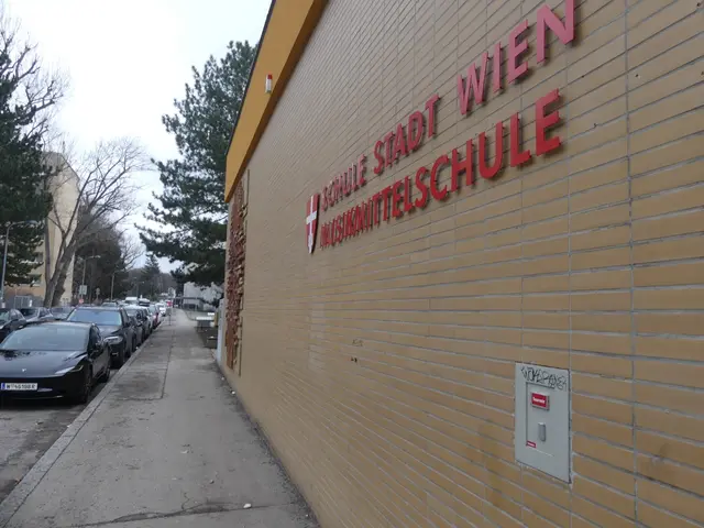 Die Mensa für die Schulstandorte in der Wendstattgasse sind überlaufen, Kinder müssen in Klassenräumen oder gar im Stehen essen, die Speisen sind einseitig – heißt es in einer Petition. Wieso mangelt es in der Schulmensa an Platz? | Foto: Nathanael Peterlini/MeinBezirk