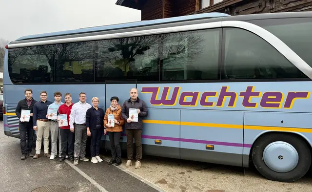 Der Tag der offenen Tür bei „Wachter Reisen“ war auch heuer wieder ein voller Erfolg. Viele treue Kunden nutzten  die Gelegenheit um gleich Anmeldungen zu verschiedensten Reiseangeboten durchzuführen. Bürgermeister Manuel Aichberger, Moritz Wachter, Severin Wachter, Lorenz Wachter, Josef „Joe“ Wachter, Elisabeth Wachter, Gemeinderätin Eva Meißnitzer und Vizebürgermeister Christian Buxhofer zeigen sich vom neuen Reiseprogramm 2026 begeistert. | Foto: Büro LH Mikl-Leitner