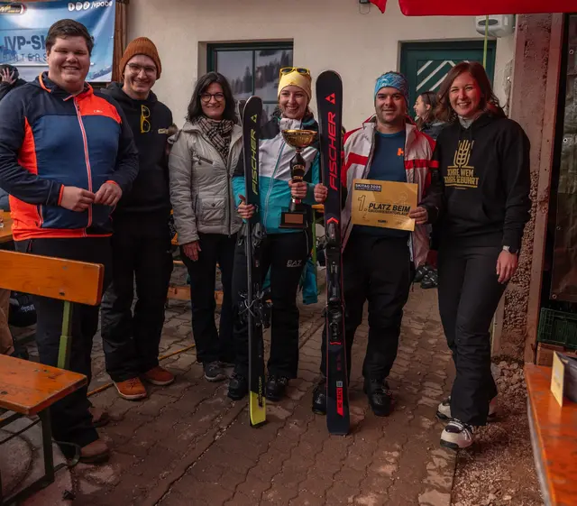 Das Siegerteam des Gaudi-Riesentorlaufs: Raphael Kopf, Fabian Egger, Margit Angerlehner, Sarah Reindl, Daniel Reindl, Claudia Bauer (v.li.). | Foto: JVP