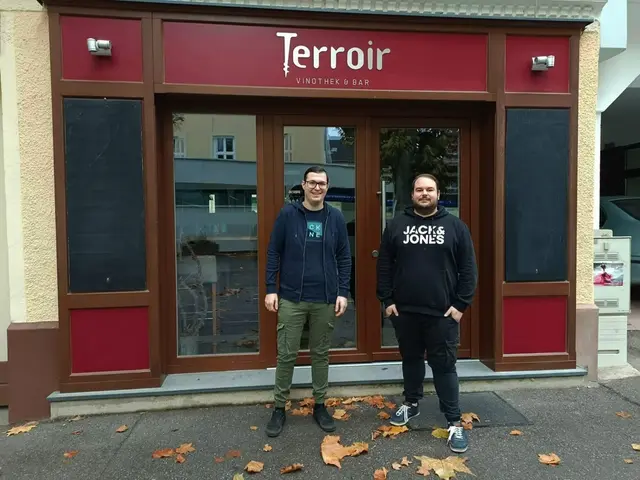 Ein Wasserschaden zwingt die Betreiber, Thomas Rapp und Patrick Kerschbaum, der Vinothek Terroir in Mattersburg zur Schließung mit Monatsende.  | Foto: Vinothek Terroir