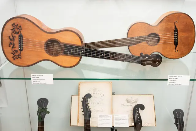 In der Ausstellung sind ganz besondere Gitarren zu sehen, wie hier links im Bild eine Gitarre von Johann Ertl, Wien 1819, oder rechts ein Exemplar von Anton Fischer, Wien um 1845. | Foto: © Martin Vandory