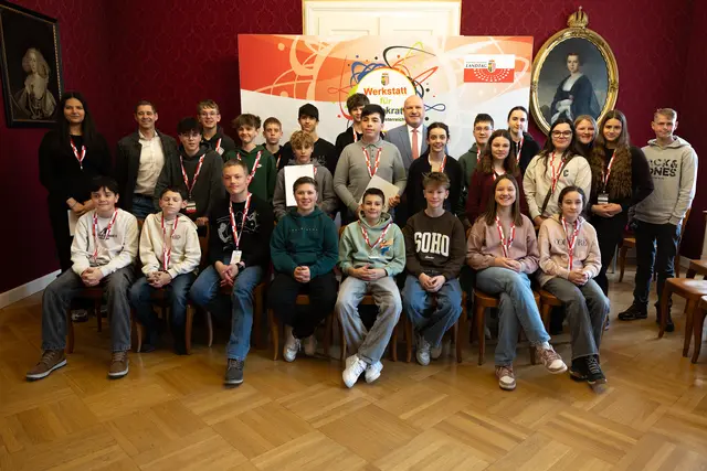Die Schülerinnen und Schüler der Mittelschule Vöcklamarkt bei der Werkstatt für Demokratie im Linzer Landhaus. | Foto: Andreas Krenn