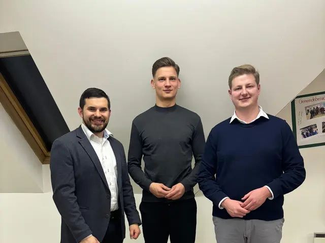 Bezirksobmann Wolf Steinhäusl, Ortsobmann Franz Jagschitz und Landesobmann Daniel Heintz.  | Foto: JVP Oslip