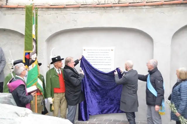 Bgm. Christian Margreiter enthüllt die Gedenktafel, welche an die Jahrhunderte alte Tradition der Ölzweige aus Arco erinnern soll. | Foto: Martina Mair