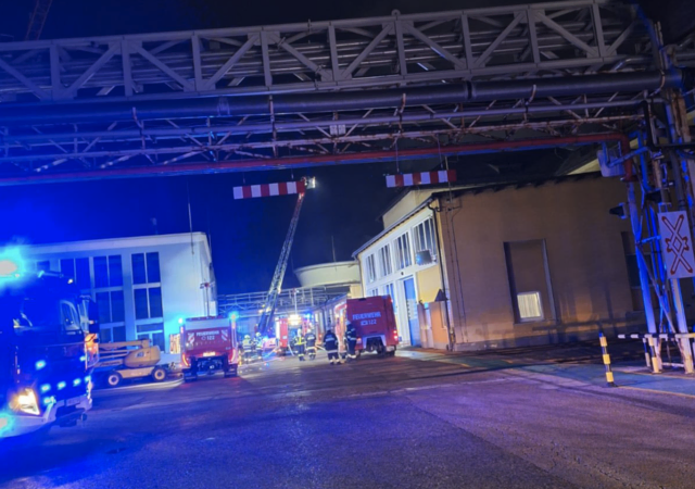 Bei dem Brand wurde eine Schaltanlage zerstört und das Gebäude schwer beschädigt. | Foto: Feuerwehr Eberstein