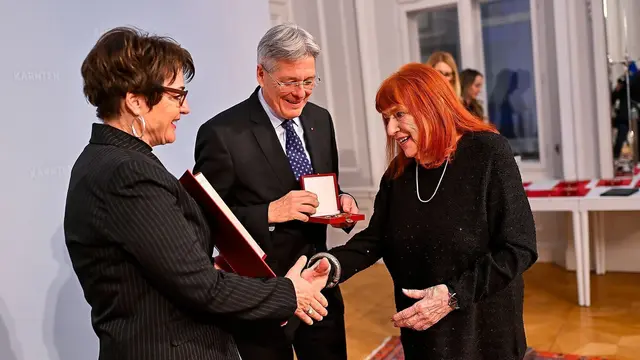 Landesrätin Beate Prettner (links), Landeshauptmann Peter Kaiser und Künstlerin Caroline Hudelist | Foto: LPD Kärnten/Helge Bauer