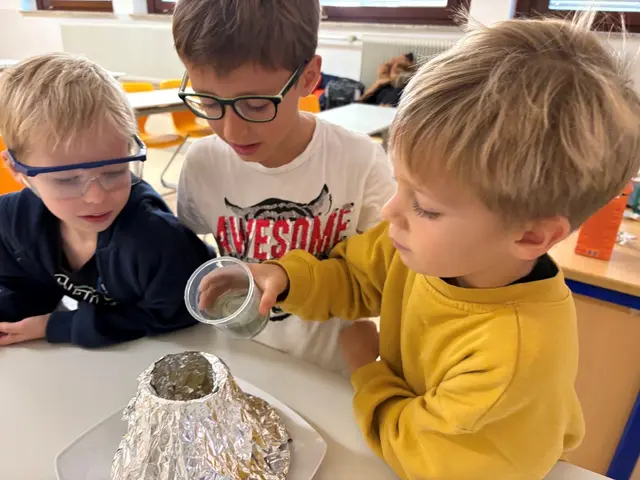 Die Kinder der benachbarten Volksschule dürfen in der Mittelschule Kirchberg experimentieren. | Foto: MS Kirchberg