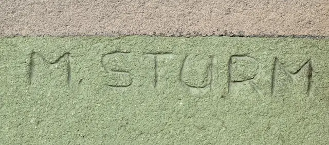 Signatur der akademischen Malerin Maria Sturm beim Wandbild "Liederabend", rechts unten. | Foto: Hans-Peter Kriener
