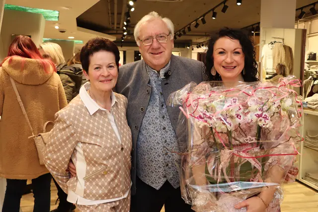 Die Auzinger Senior-Chefs Christine und Johann mit Juniorchefin und Tochter Carina Leithner bei der Eröffnungsfeier.