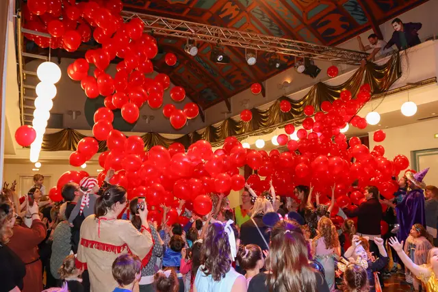 Hunderte rote Luftballons, natürlich sozialdemokratisch, wurden von der Decke gelassen. Jedes Kind durfte sich einen Ballon als Andenken mit nach Hause nehmen. | Foto: SPÖ Horn