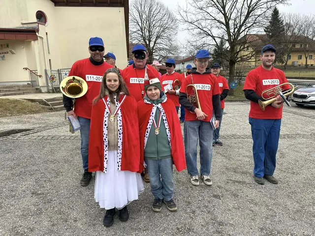 "Zuckerlregen" beim Fasching der Blasmusik Maria Rojach | Foto: (Maria Knauder)
