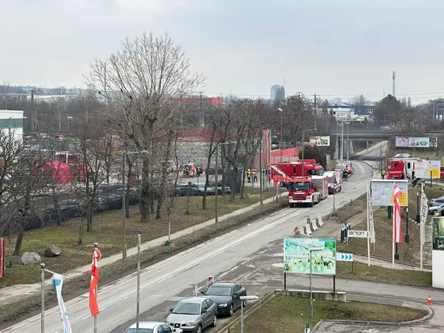 Stundenlang läuft am Montag ein Großeinsatz der Blaulicht-Organisationen bei einer Liesinger Entsorgungsfirma.  | Foto: privat