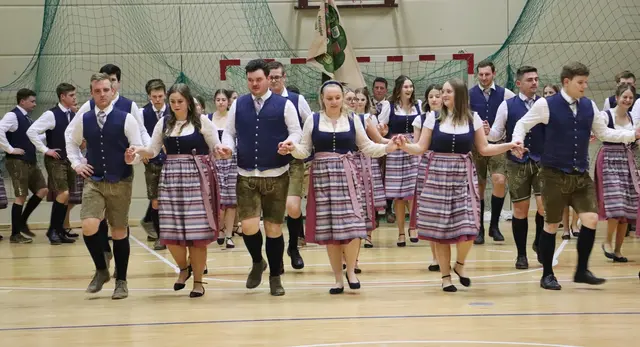 Die Landjugend Graz-Umgebung bei der Generalprobe für den Bauernbundball in der Fachschule Grottenhof-Hardt in Thal.  | Foto: Edith Ertl