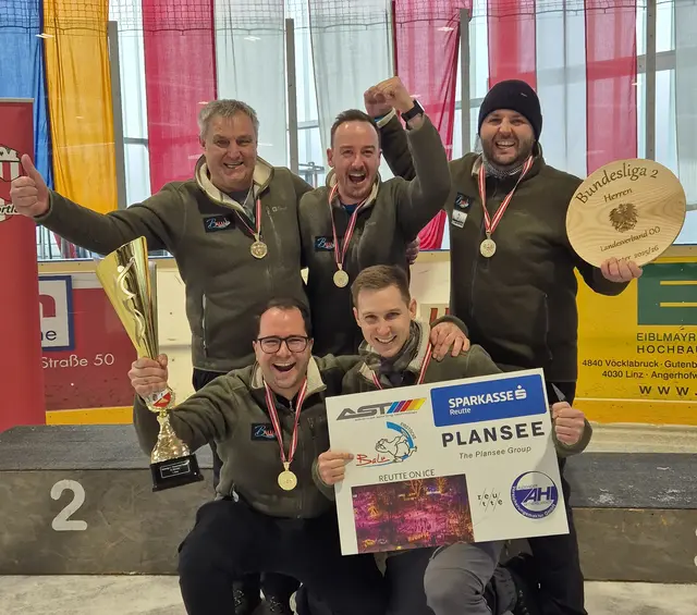 Jubel bei den Herren über den Sieg der Bundesliga II in Vöcklabruck. | Foto: SCB