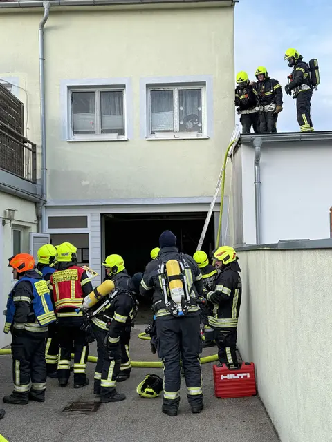Brand im Dach eines Hauses in Pfaffstätten. | Foto: BFKDO BADEN / Stefan Schneider