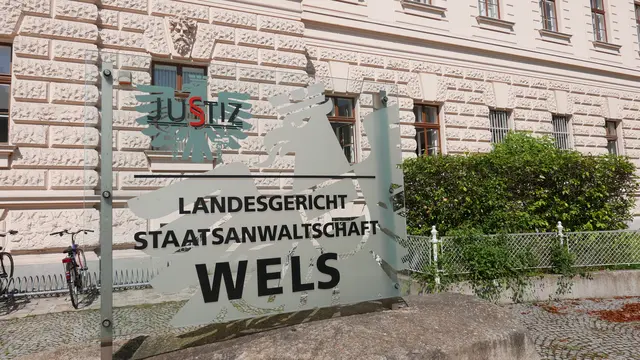 Die beiden Angeklagten sollen Nazi-Aufkleber an öffentlichen Orten im Bezirk Grieskirchen angebracht haben.  | Foto: MeinBezirk OÖ