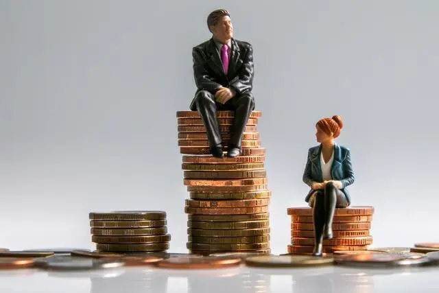 Obwohl die Einkommensschere zwischen Männern und Frauen hoch ist, steht die Bezahlung der Mutterarbeit nicht zur Debatte.  | Foto: adobe.stock.com/Ezio Gutzemberg