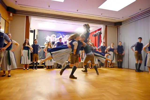 Schwungvolle Polonaise zum Start. | Foto: Freigassner
