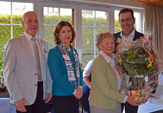 Von links: Obmann Matthias Eibl, Landesobfrau Andrea Eder-Gitschthaler, Susi Aigner und Bürgermeister Andreas Hasenöhrl. | Foto: Seniorenbund Wals-Siezenheim/Johann Wegerer