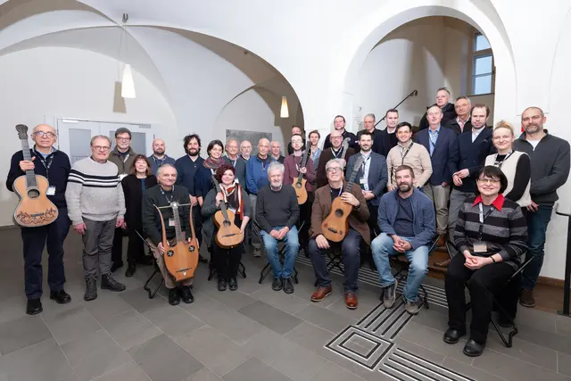 Die Teilnehmer*innen und Organisatoren des internationalen Gitarrensymposiums „The 19th Century Guitar and its Music“, das vom 29.1. bis 1.2.2026 im Tiroler Volkskunstmuseum stattgefunden hat. | Foto: © Martin Vandory