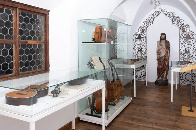 Ein Blick in die Ausstellung, die noch bis 15.2.2026 im Tiroler Volkskunstmuseum zu sehen ist. | Foto: © Martin Vandory