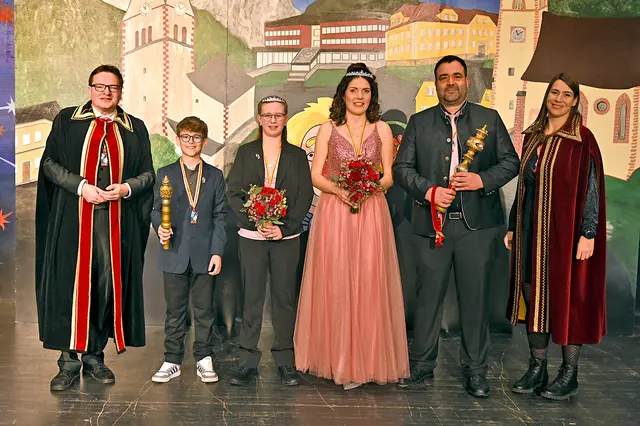 Präsident Günther Schreibmajer. Kinderprinzenpaar Niklas I. und Vanessa I., Erwachsenenprinzenpaar Christina I. und Kai I., Vizepräsidentin Vanessa Obernosterer

 | Foto: Bernhard Karner
