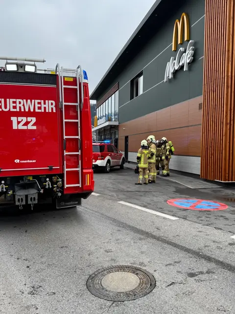Großeinsatz in Völs: Fastfoodlokal wurde evakuiert. | Foto: RKI