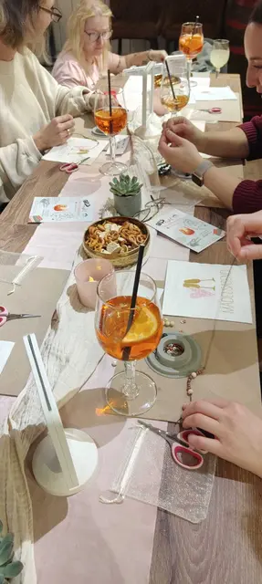 Zum Auftakt gab's Aperol und Perlenarmbänder. | Foto: Kleinstadtbiotop