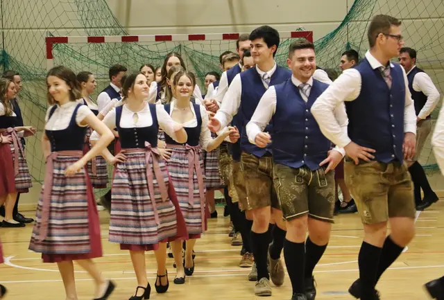 So marschiert die Landjugend Graz-Umgebung in ihrer neuen Tracht beim Bauernbundball ein | Foto: Edith Ertl