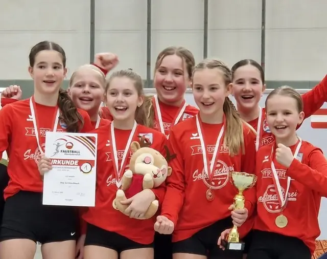 Von links: Lilli Eidenberger, Emma Hennerbichler, Rahel Ortner, Selina Moßbauer, Emilia Gutenbrunner, Mia Eidenberger und Ines Bachl. | Foto: DSG SU Hirschbach