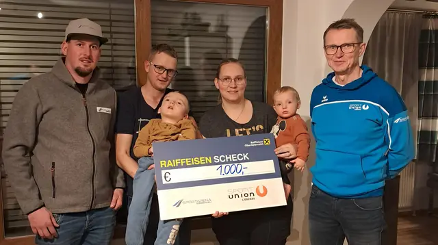 Von links: Sportarena-Geschäftsführer Andreas Hennerbichler jun., Daniel, Stefan, Kerstin und Mathias Weilguny sowie Union-Obmann Johann Lindner. | Foto: Union Liebenau