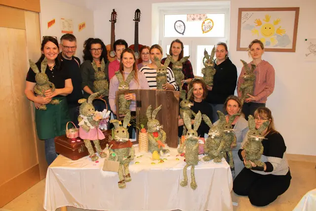 Die gestalteten Osterhasen stimmen schon auf das Osterfest ein.  | Foto: Privat