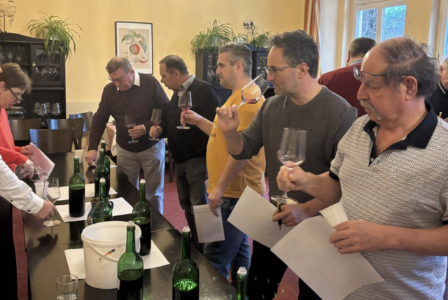 Im "Gasthaus Poldiwirt" Höchtl probierten Experten Weiß- und Rotweine aus der Region. | Foto: Privat