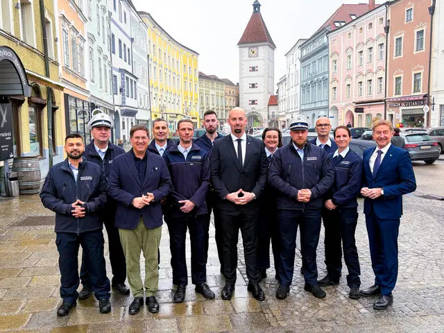 Bürgermeister Andreas Rabl (3.v.l.) und Sicherheitsreferent Gerhard Kroiß (r.) wünschen Thomas Schwarzlmüller (7.v.l.) und seinem Ordnungswache-Team alles Gute für ihre Tätigkeit. | Foto: Stadt Wels