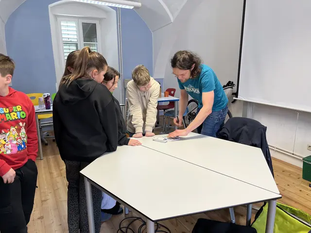 Der österreichische Extremsportler Christoph Strasser mit den Schülerinnen und Schülern | Foto: De La Tour Schule Deutschlandsberg