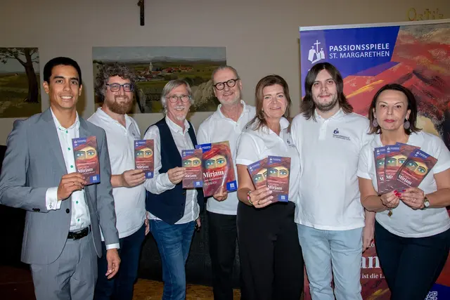 Komponist Albin Rudisch, Jesus-Darsteller Rupert Kugler, Regisseur Manfred Waba, Spielleiter und Autor Pfarrer Richard Geier, Mirjam-Darstellerin Iris Klemenschitz, Jesus-Darsteller Andreas Schalling und Mirjam-Darstellerin Renée Gallo-Daniel. | Foto: Passionsspiele St. Margarethen
