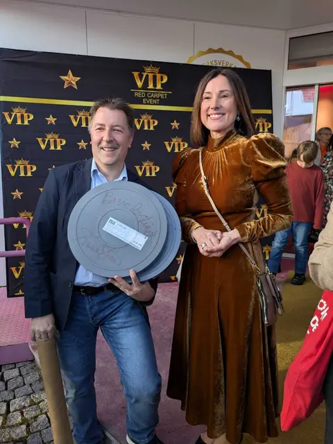Tobias Kurz vom Starmovie Ried ließ sich von Sharon Stone zwei Filmrollen von Basic Instinct signieren. | Foto: Kathrin Schwendinger/MeinBezirk