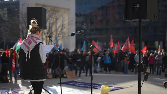 Bei der Startkundgebung gab es unterschiedlichste Redebeiträge, in denen die Organisatorinnen und Organisatoren die Forderungen kundtan. | Foto: Links vom Inn