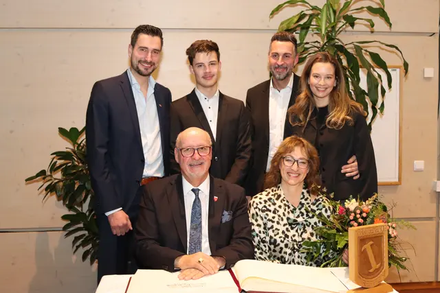 Gemeinsam mit seiner Familie wurde Bürgermeister Klaus Glanznig die Ehrenbürgerschaft verliehen. | Foto: MeinBezirk/Chiara Kresse