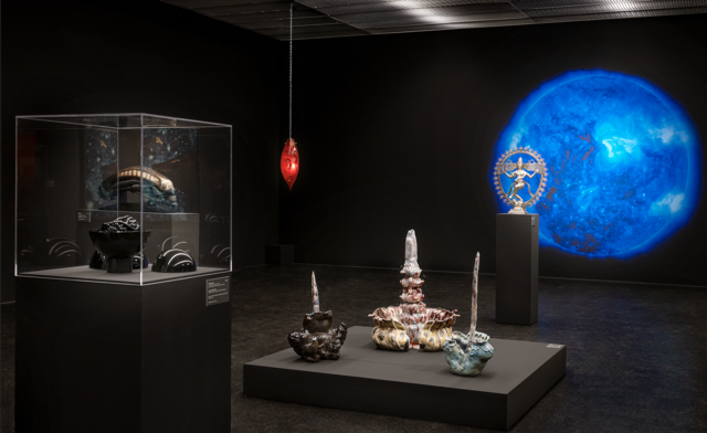 Auch H. R. Gigers ikonischer Xenomorph (links im Bild), bekannt aus den Alien-Filmen, spielt in der Ausstellung eine Rolle. | Foto: Violetta Wakolbinger