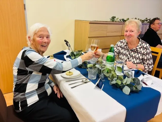 Ein Prost auf die schönen Momente: Mit einem herzlichen Lächeln stößt Bewohnerin Maria Liebmann mit ihrer Tochter Christa Peheim beim festlichen Candle-Light-Dinner auf einen genussvollen Abend in besonderer Gesellschaft an.  | Foto: SeneCura