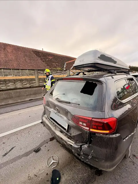 Polizei und Feuerwehr mussten die Unfallstelle absichern. | Foto: FF Köppling
